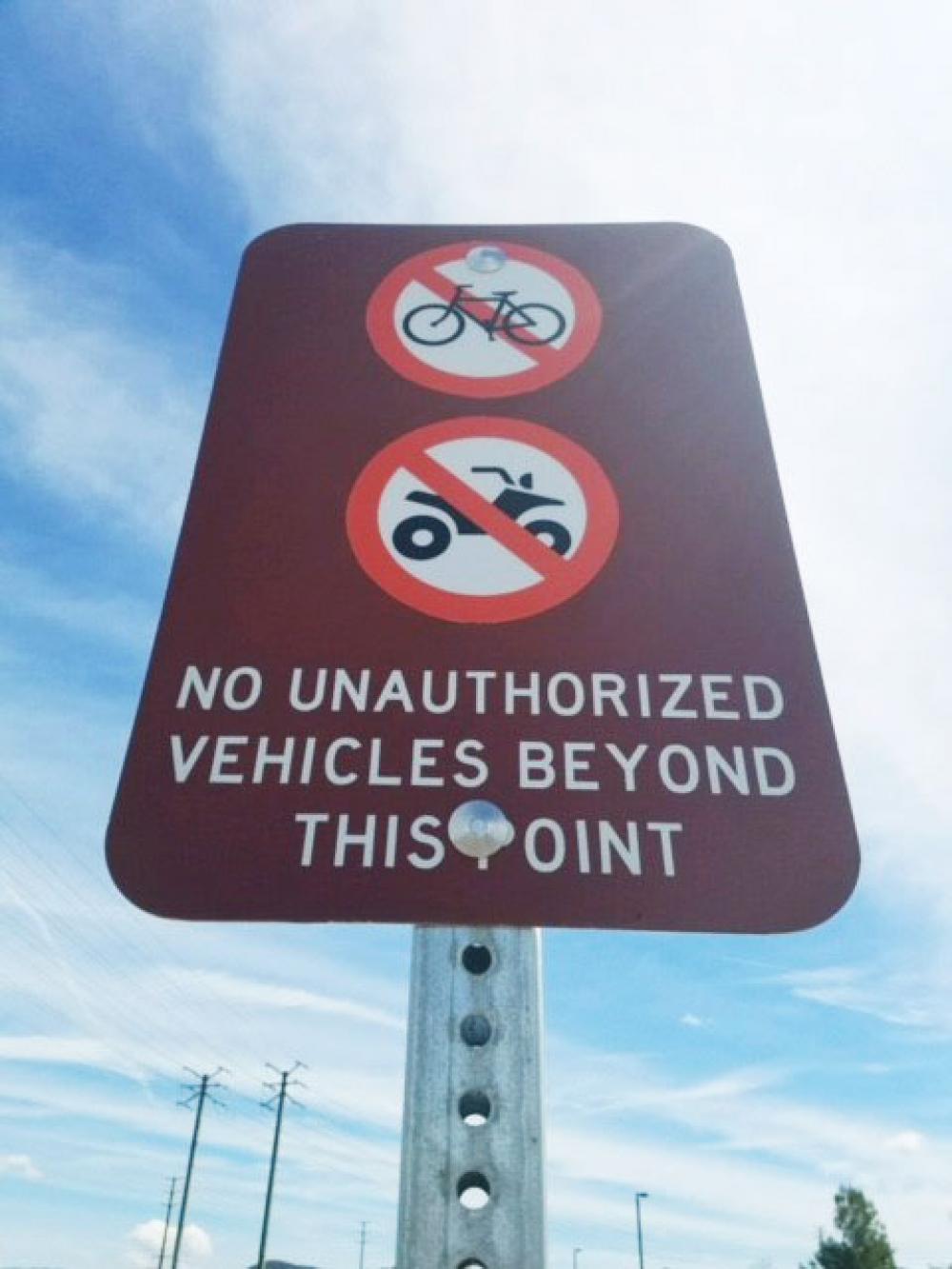 Unauthorized vehicles sign